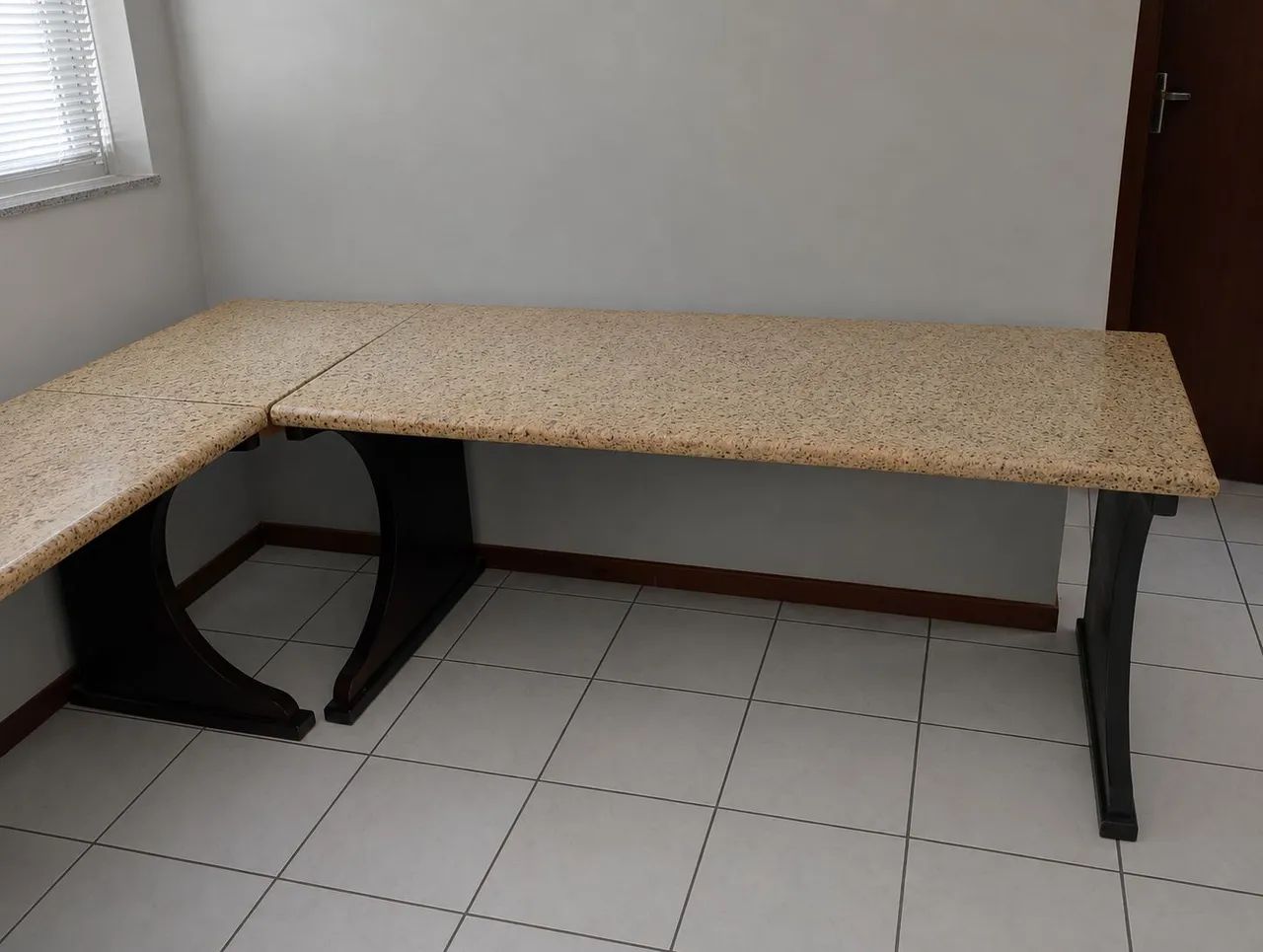 Mesa em L de mármore travertino 