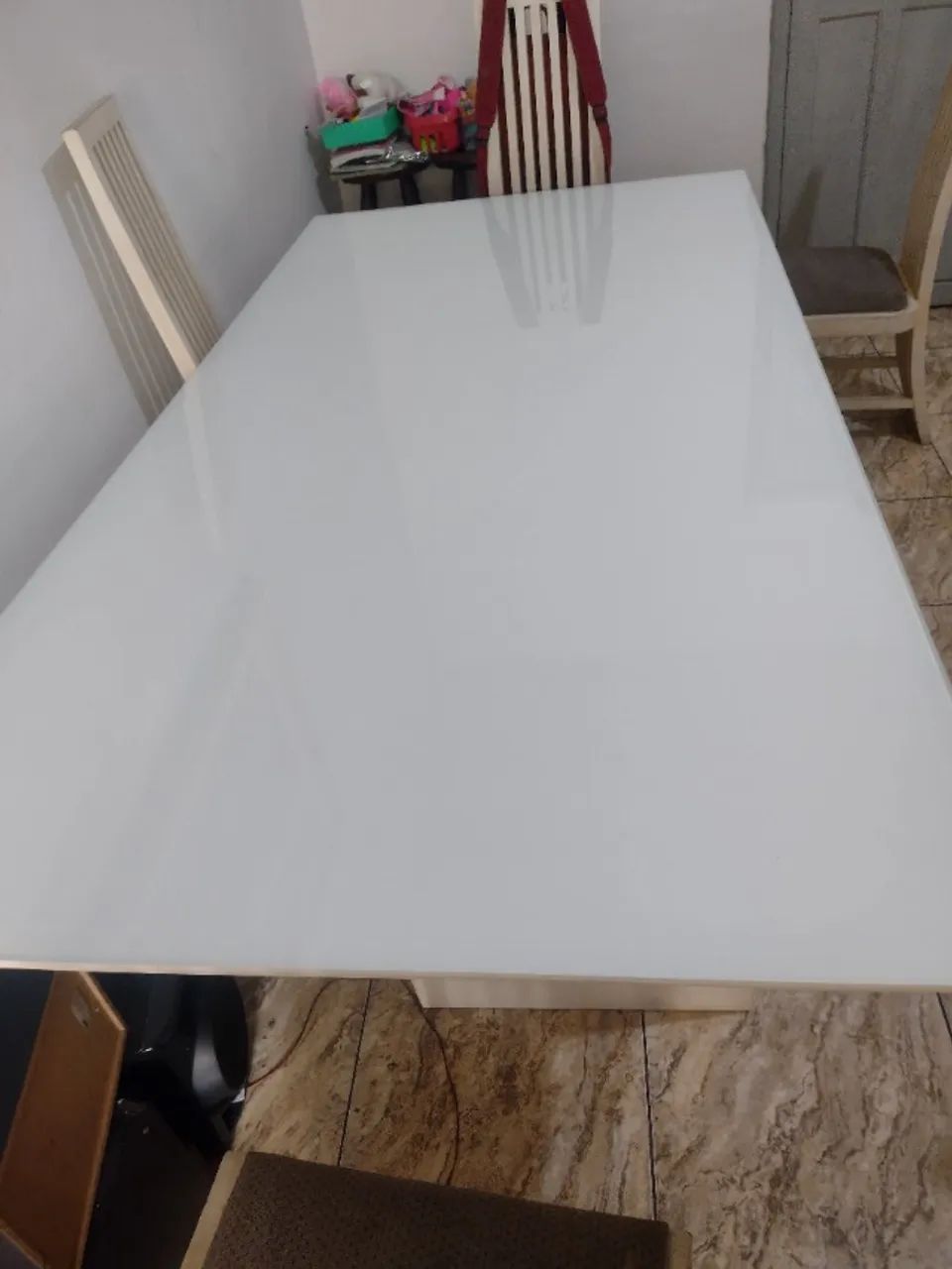 Mesa de jantar em madeira maciça laqueada branca com tampo de vidro .  - Foto 3