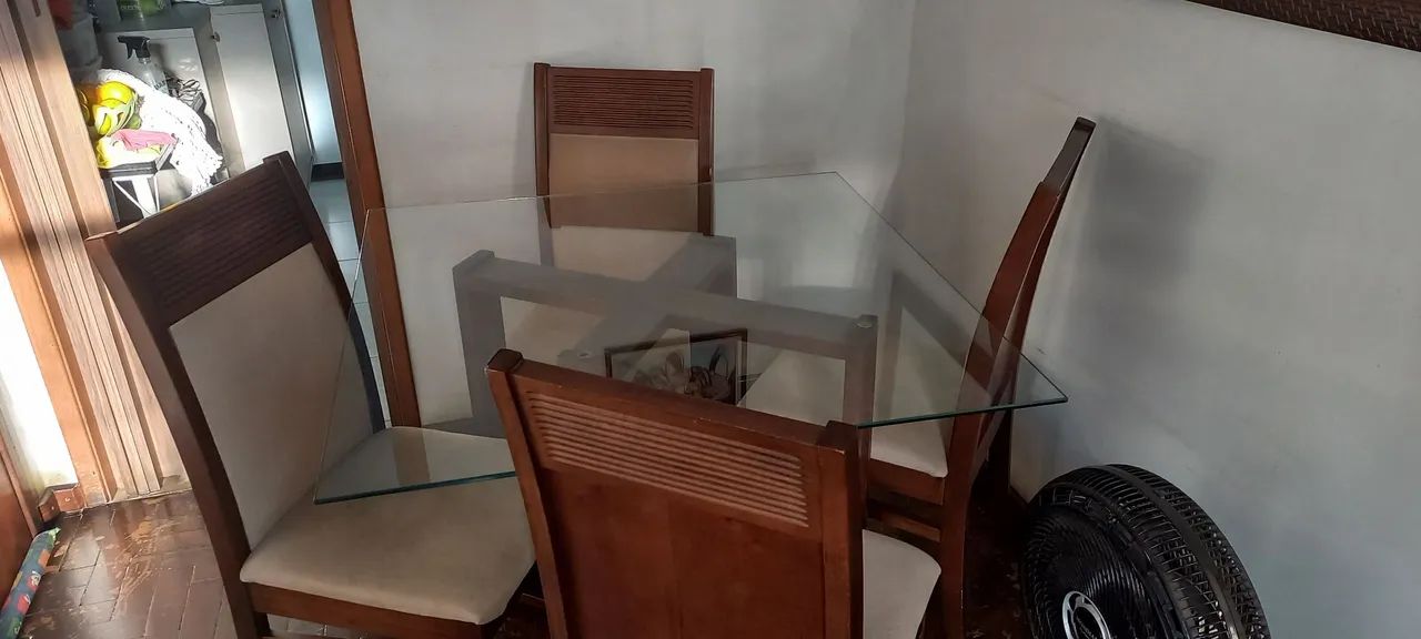 Mesa madeira maciça, 4 cadeiras e tampão de vidro - Foto 2