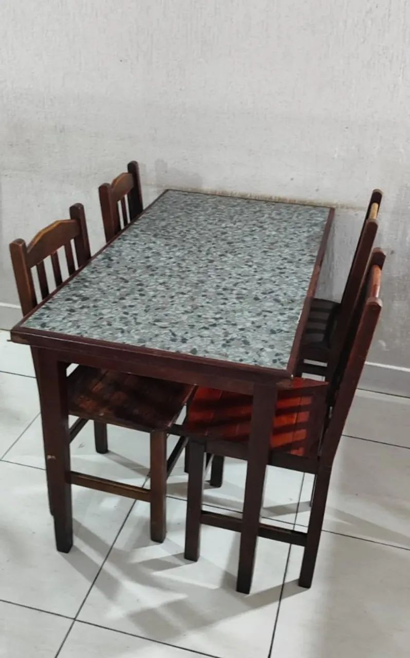 Mesa com 4 cadeiras 