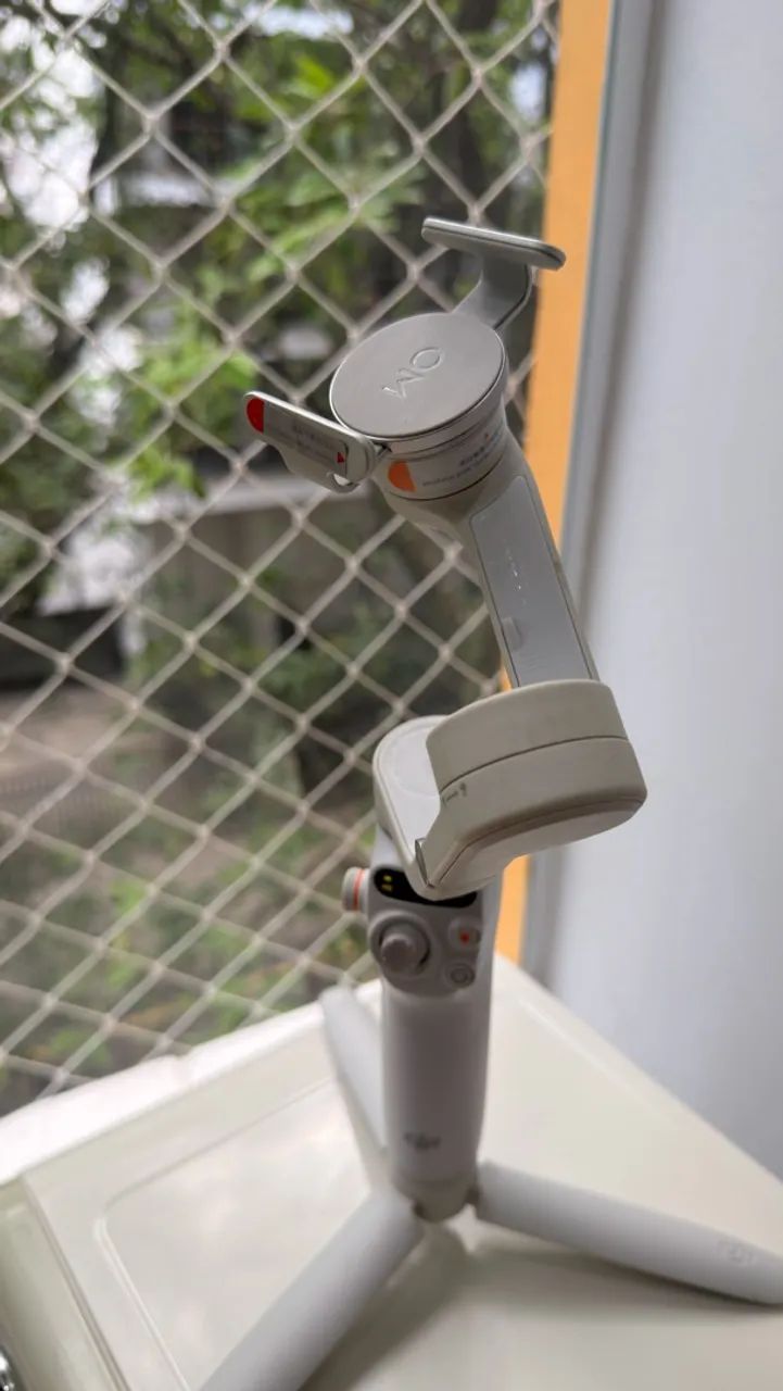 Estabilizador eletrônico de 3 eixos para celular - Foto 4