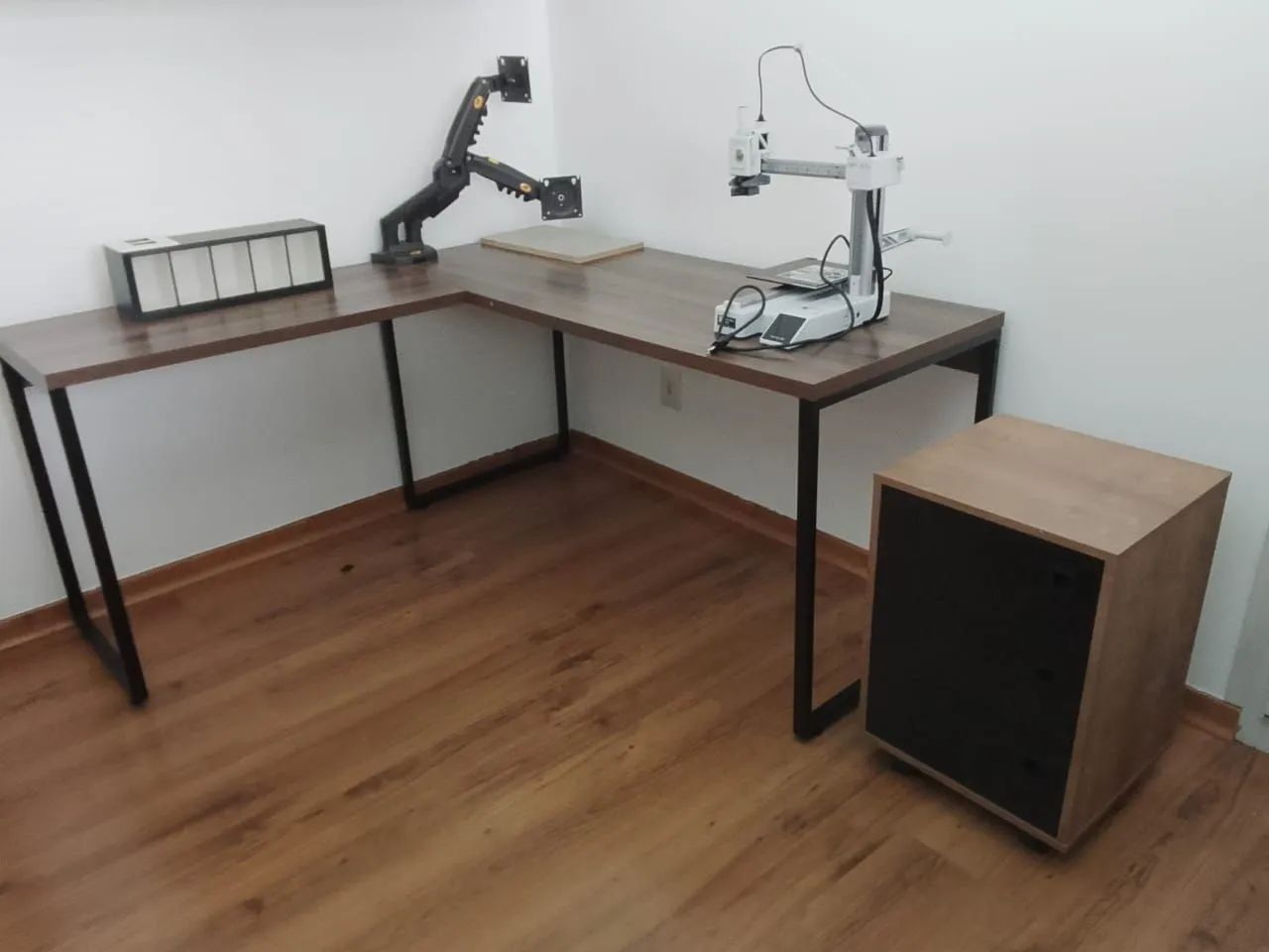 Mesa estante gaveteiro 