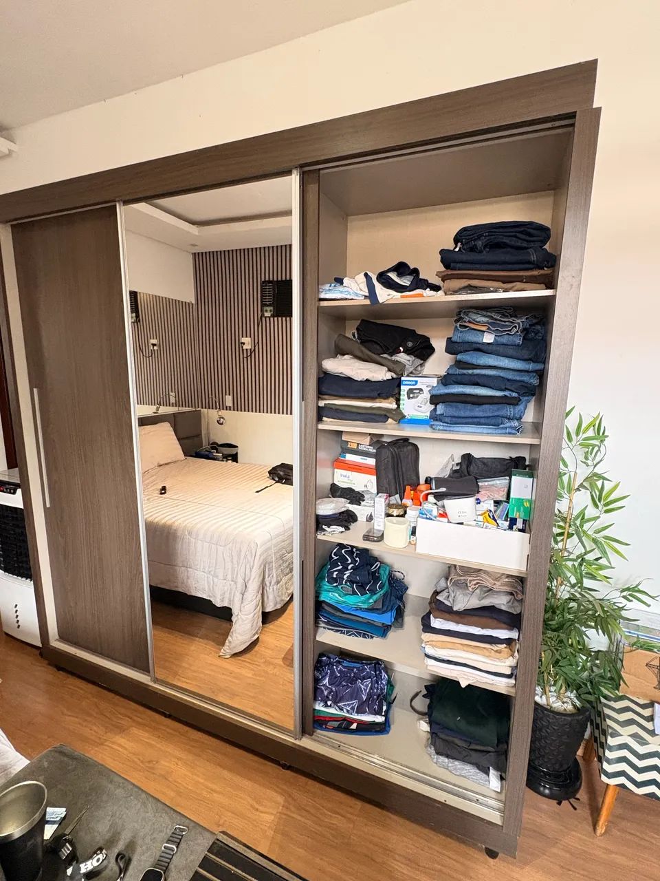 Guarda roupa 3 portas com espelho  - Foto 4