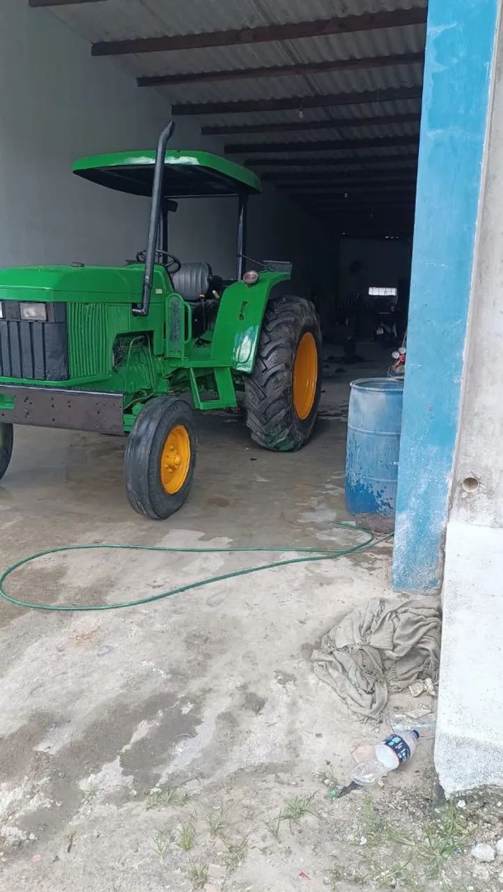 Trator John Deere 5600 - 4x2 - Ano 2000 - Foto 3