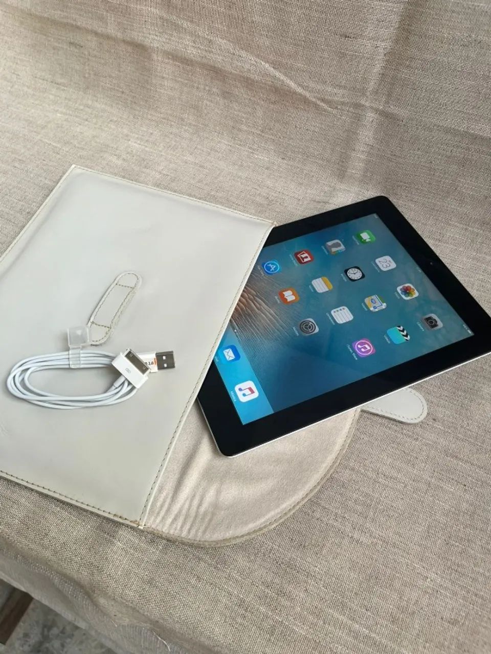 iPad 2 16 gb, funcionando perfeitamente na cor prata em ótimo estado