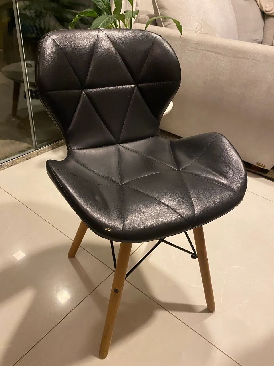 Kit 4 Cadeiras Estofadas Modernas com Pé de Madeira - Estilo Eames - Foto 4