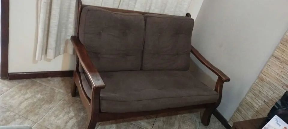 SOFÁ DE 2 E 3 LUGARES USADO DE MADEIRA MACIÇA - Foto 2