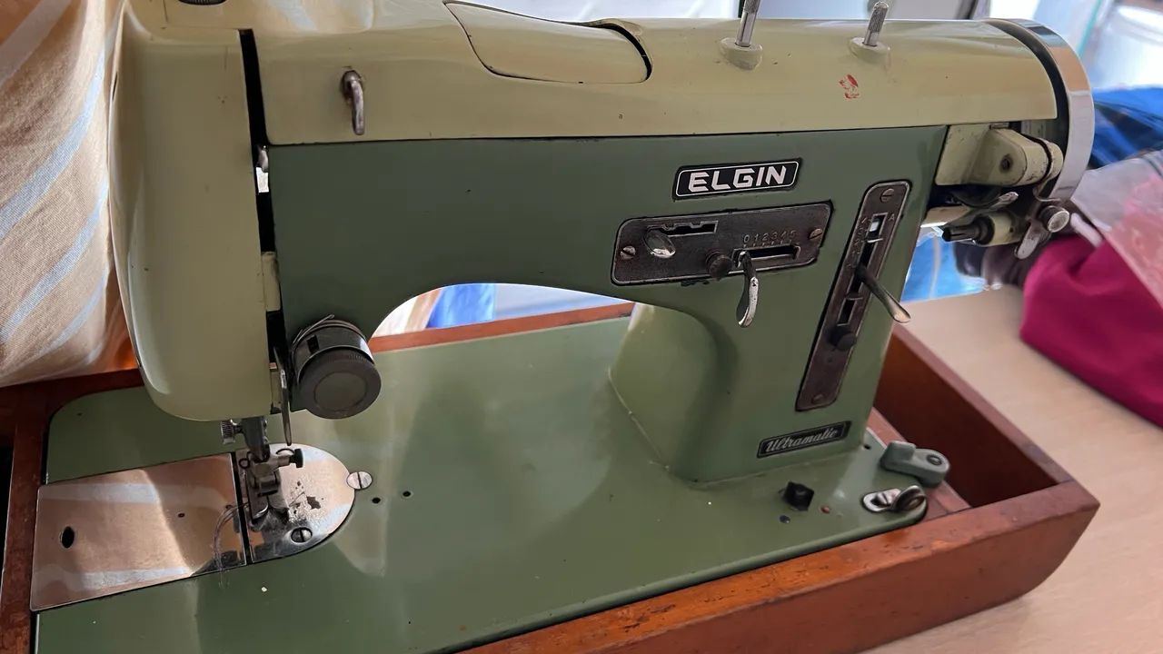 Máquina de Costura Elgin Ultramatic Vintage com Motor Elétrico (110V) - Foto 2