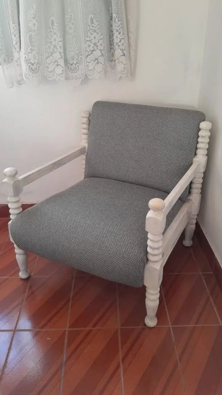 Poltrona de madeira maciça com assento de espuma revestido de pano resistente, muito confo