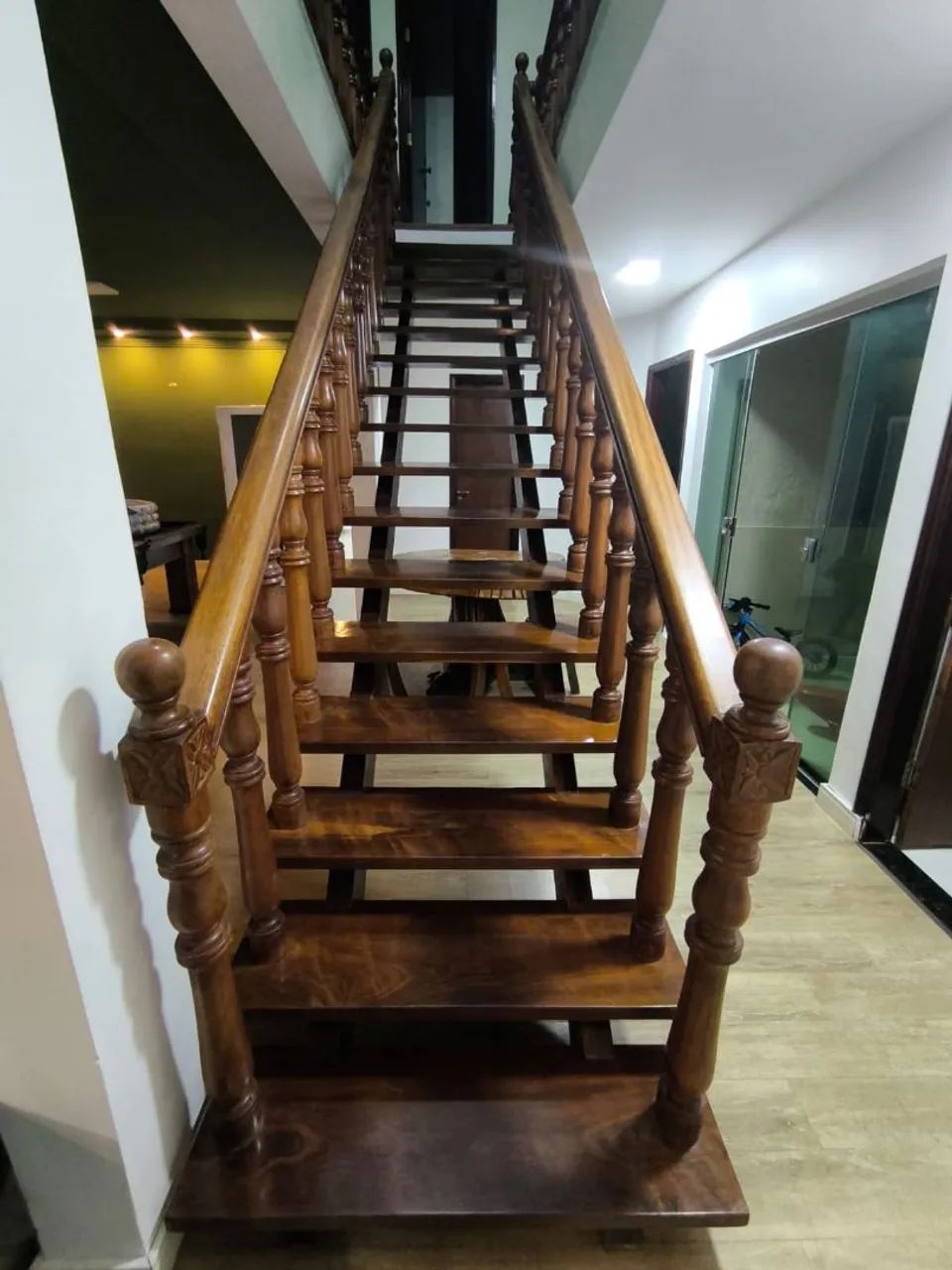 Escada antiga de madeira maciça com corrimão - 5 metros