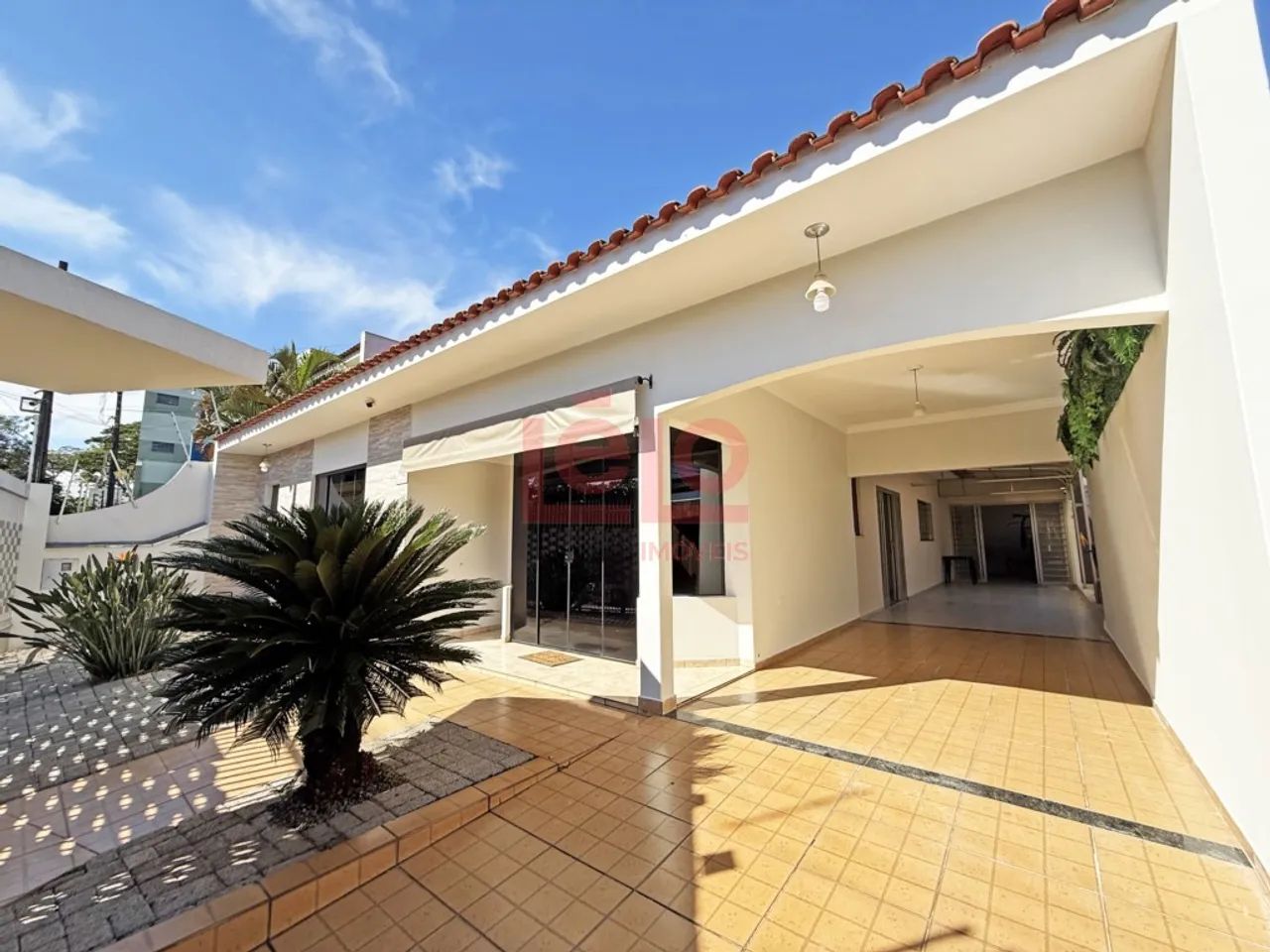 Casa com piscina próximo a Delegacia - Foto 4
