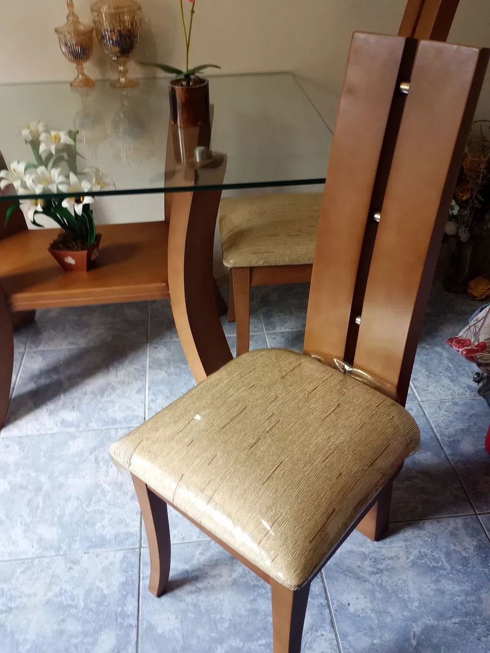 Mesa de jantar de madeira  com quatro cadeiras - Foto 4