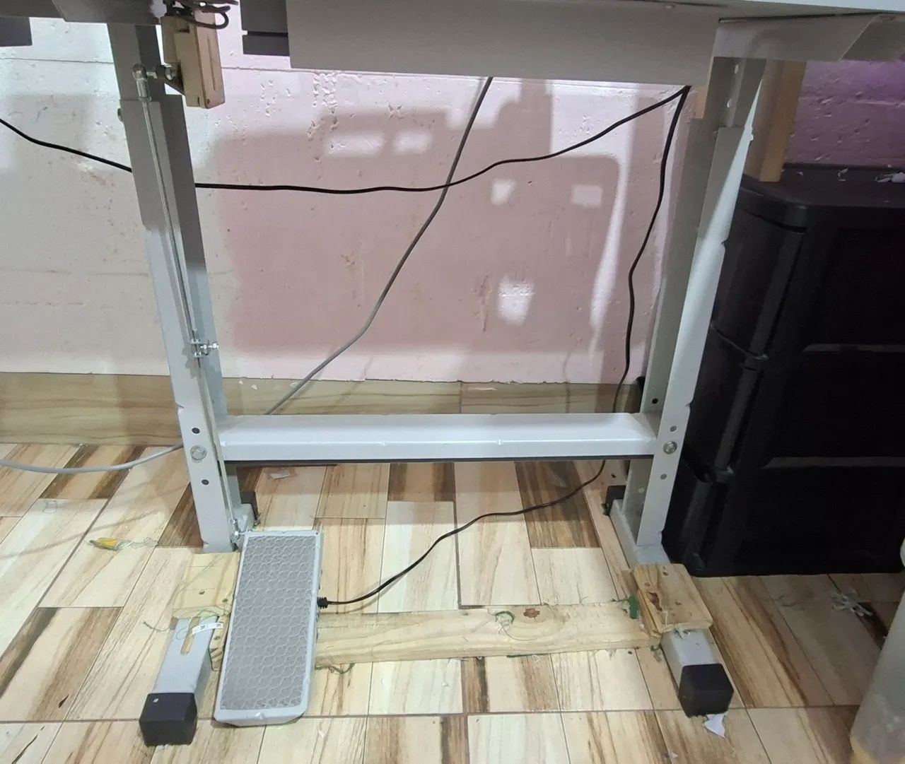 Maquina de costura singer facilita pro 4432 com mesa adaptada com pedal industrial - Foto 3