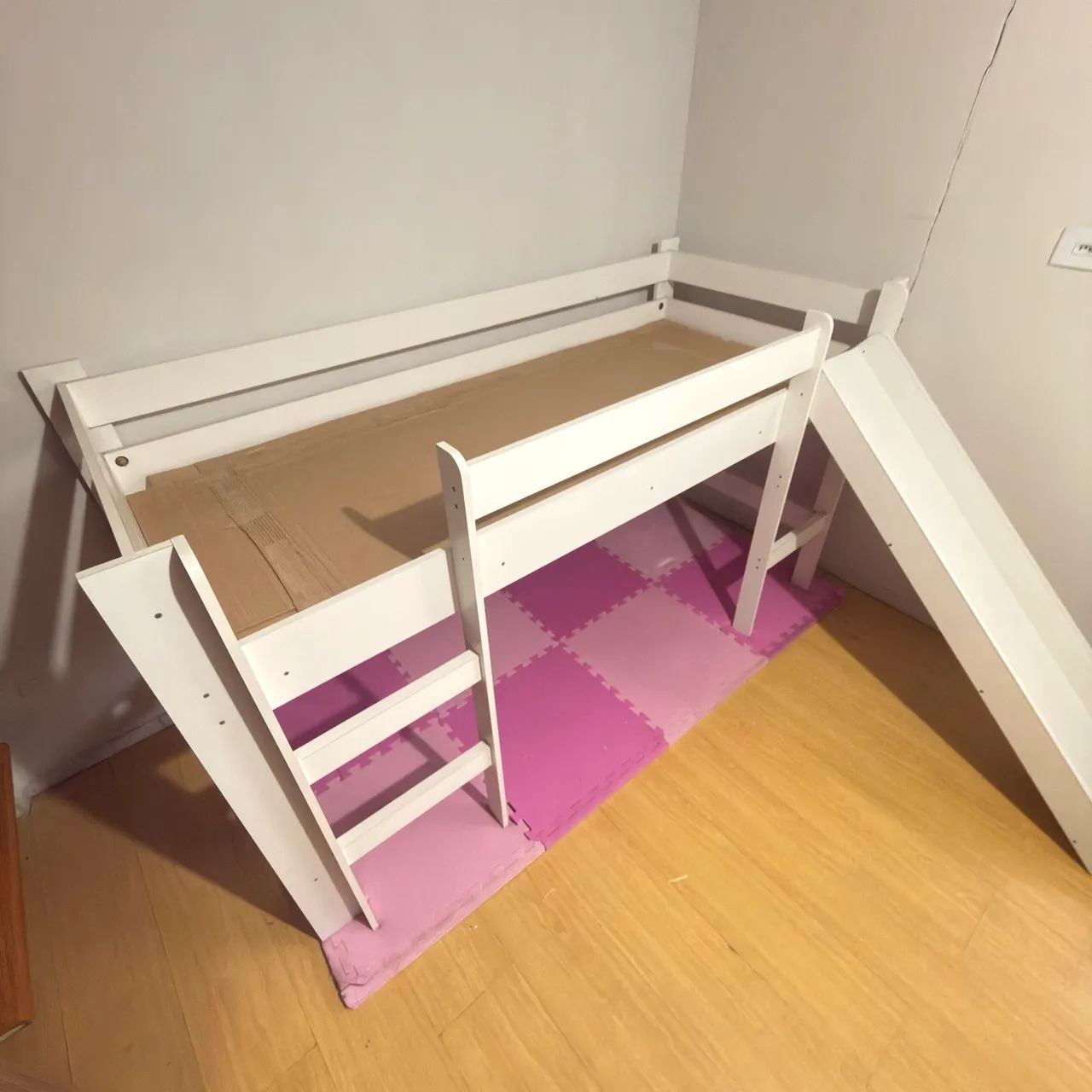 Cama com escorregador