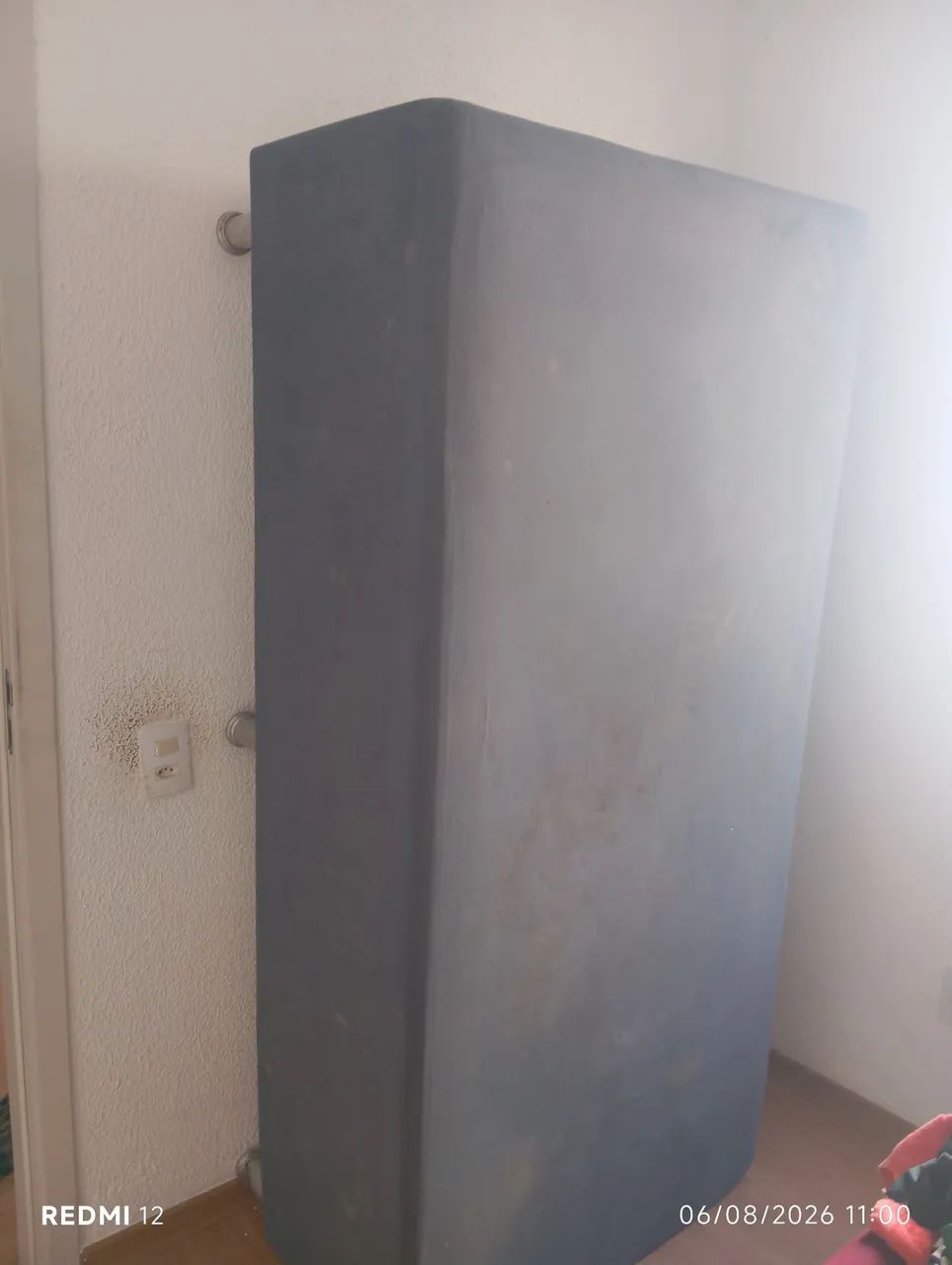 Estou doando base para cama solteiro , tem um colchão 