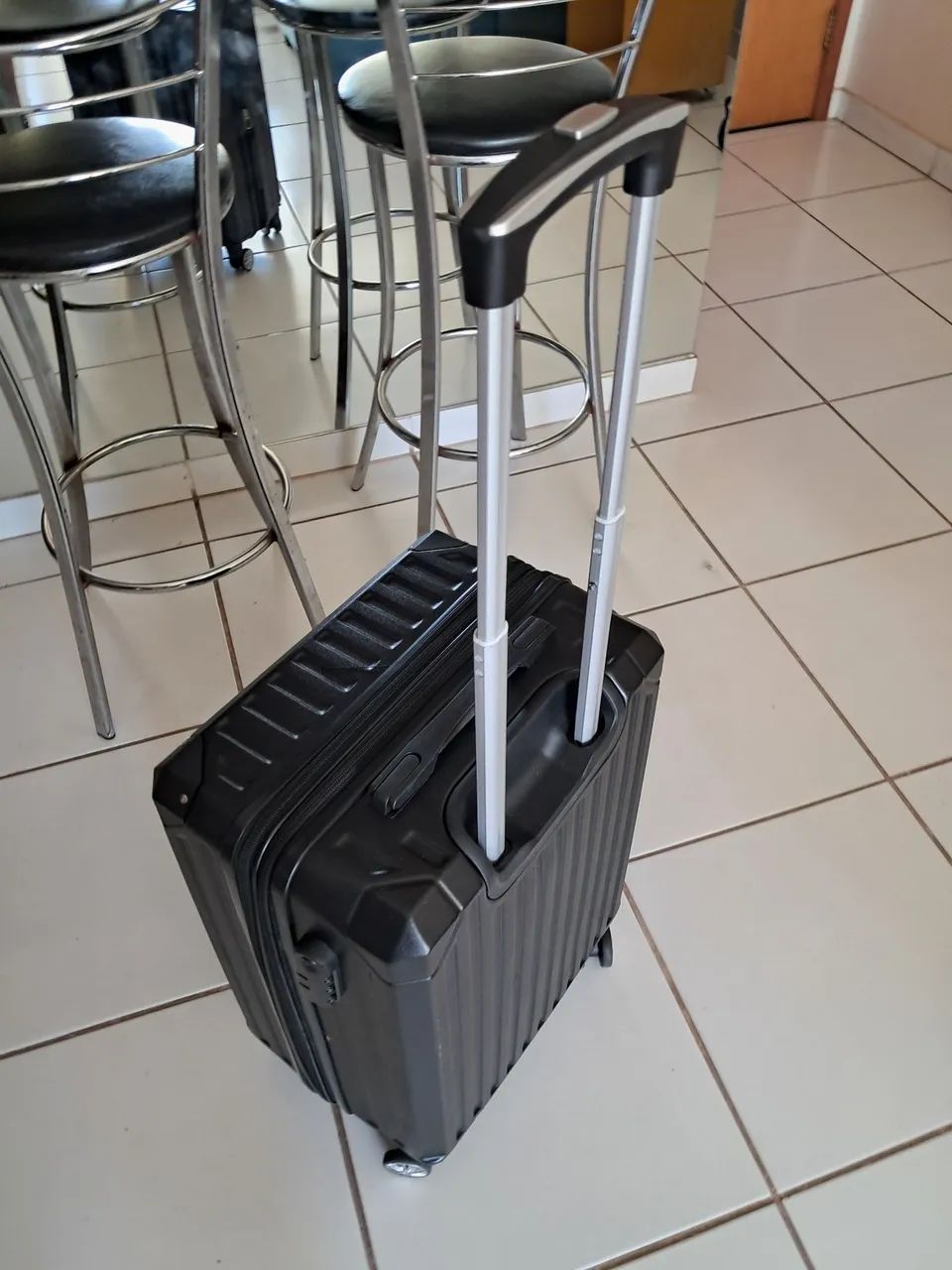 Mala de Viagem Preta Rígida - Semi-Nova (Usada apenas 1 vez!) + Extensor - Foto 3