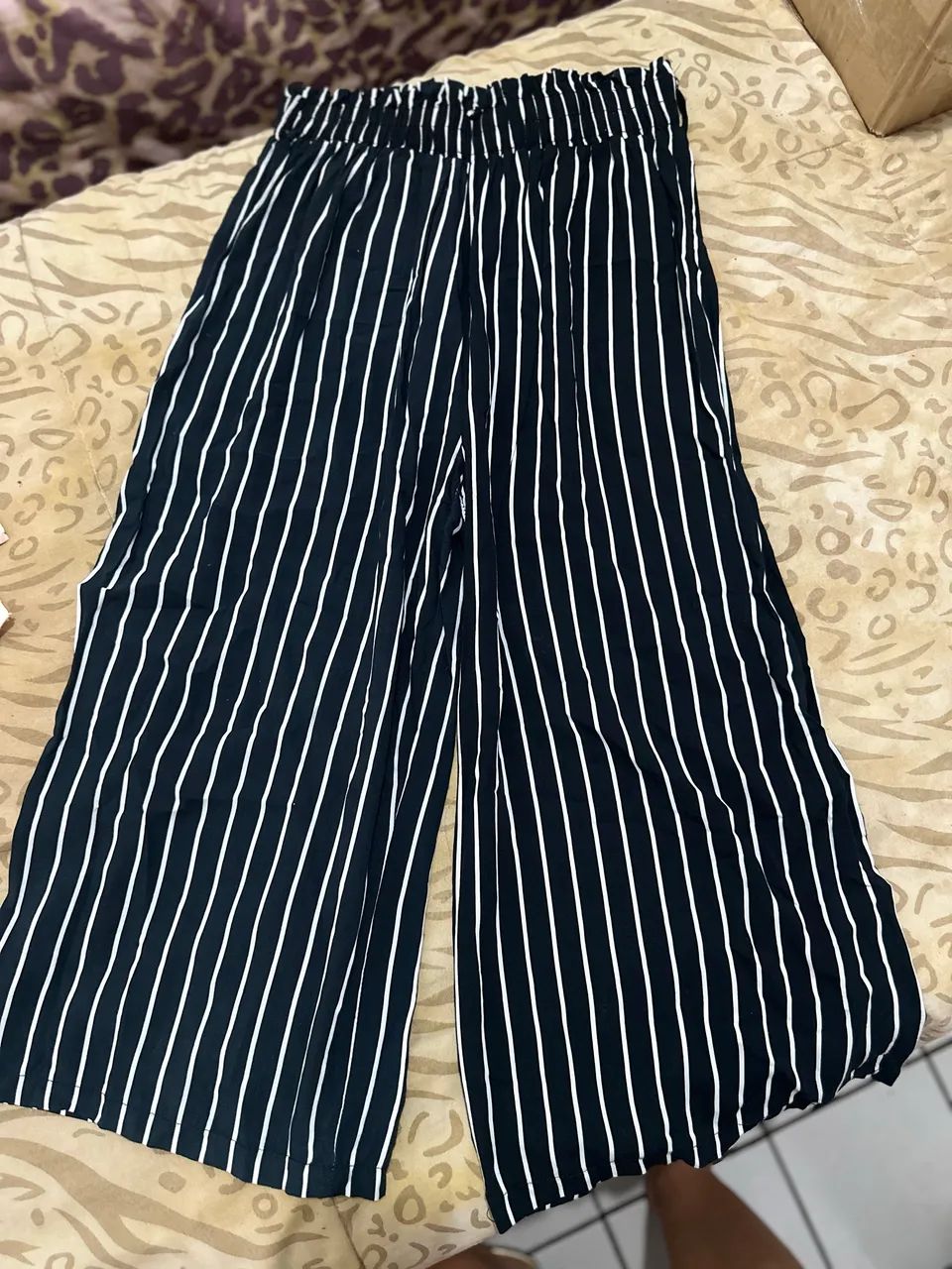 calça listrada pantacourt