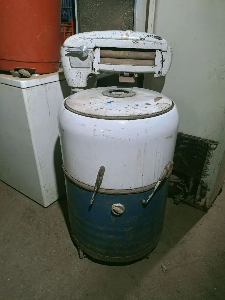 Máquina de lavar roupa antiga 