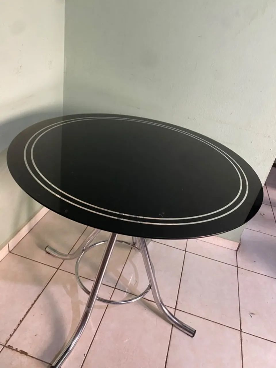 Mesa Redonda de Vidro Preta com Base Cromada (Bom Estado)