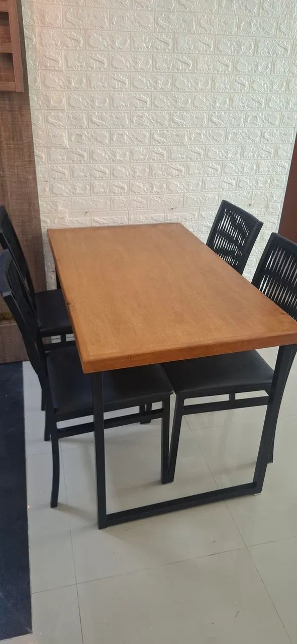 Mesa de ferro com 4 cadeiras 