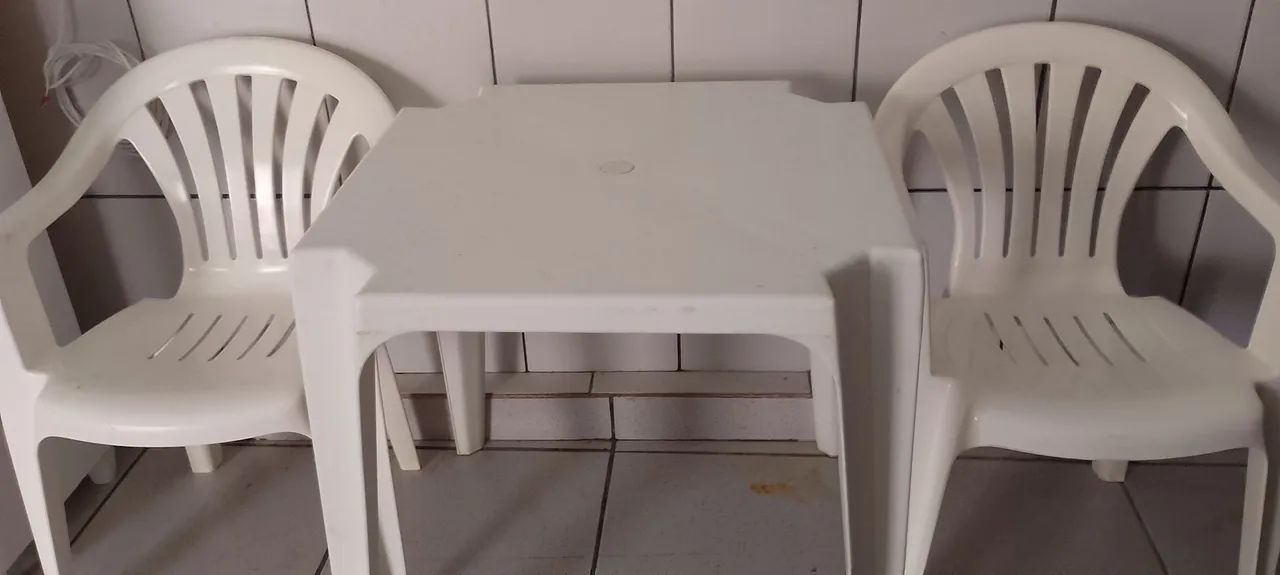 VENDO 1 MESA 2 CADEIRA 