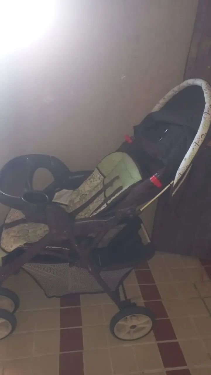 Carrinho de bebê usado pouca vez