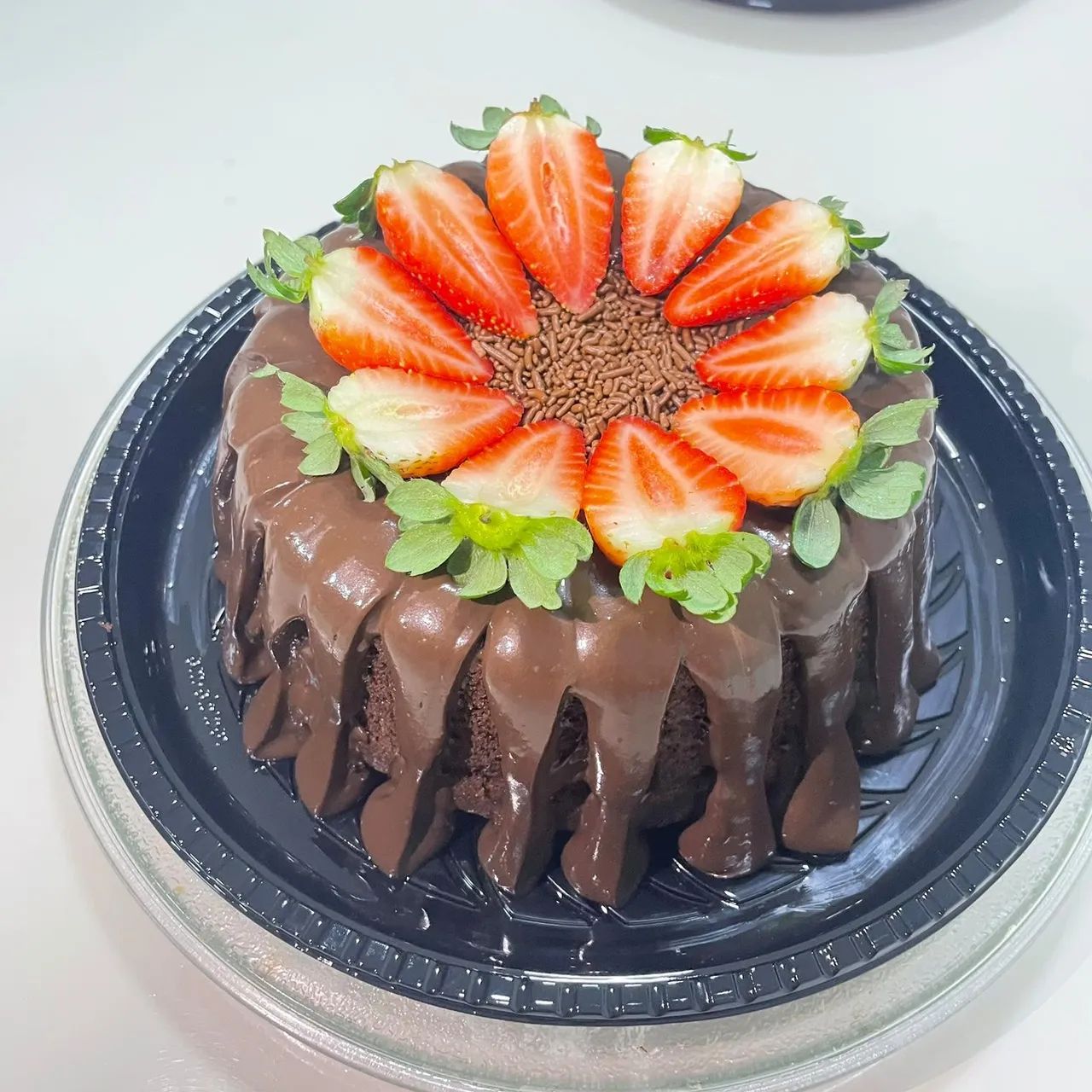 Bolo de chocolate com morango frescos ?