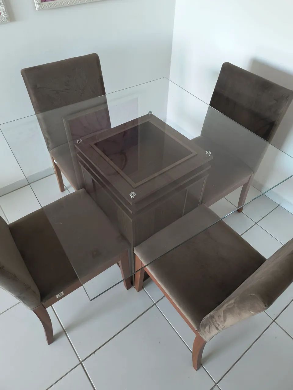 Conjunto de mesa e cadeiras