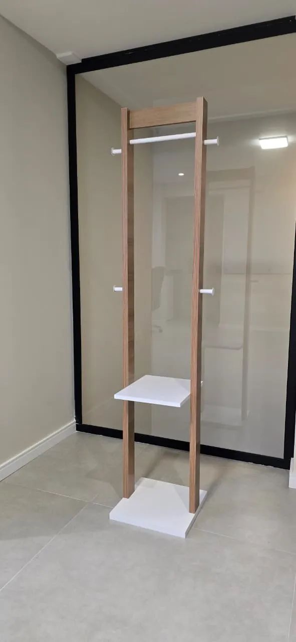 Cabideiro de chão cor branco com amêndoa