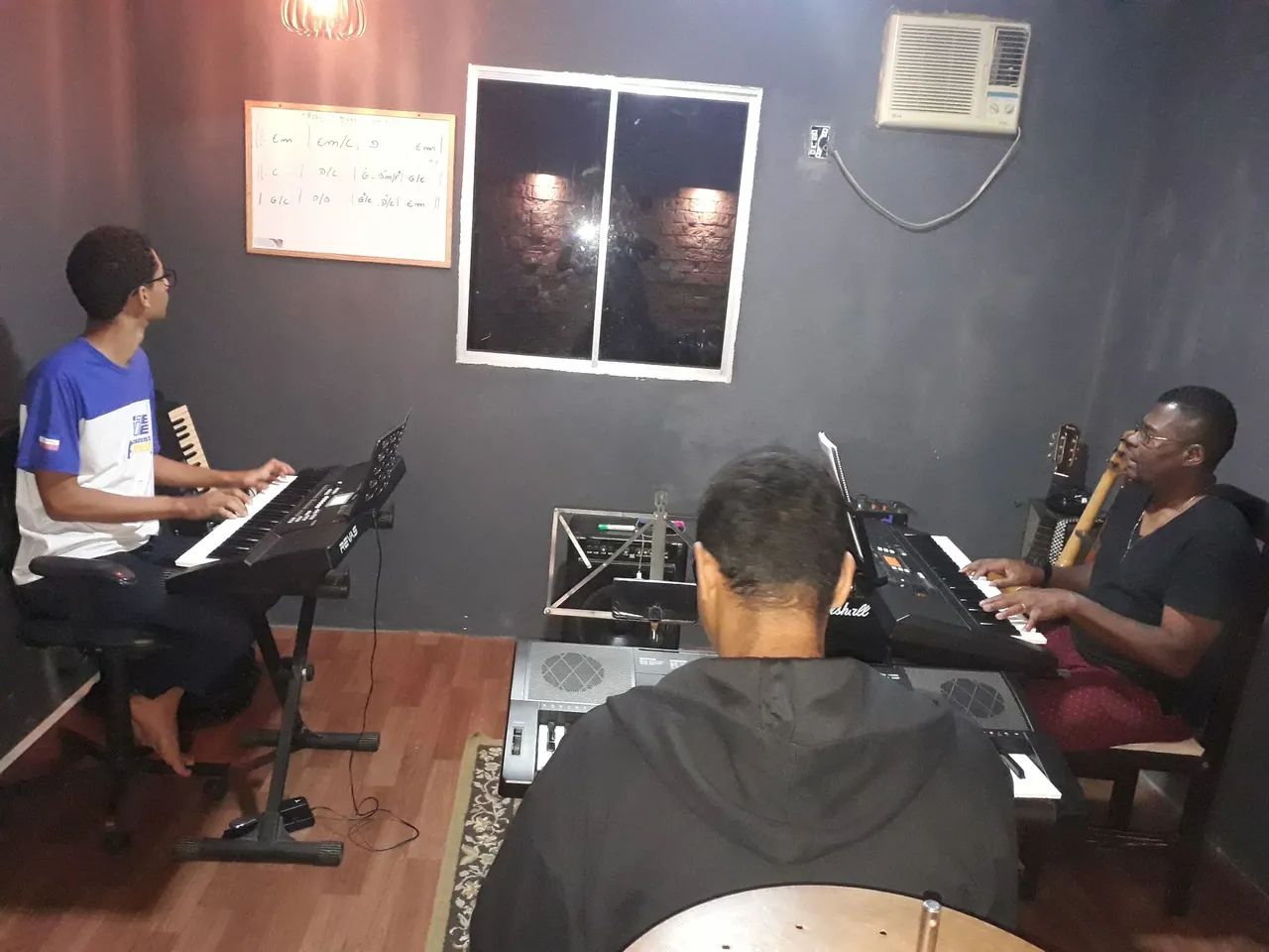 AULAS DE TECLADO,PIANO,VIOLÃO E CONTRA BAIXO - Foto 2