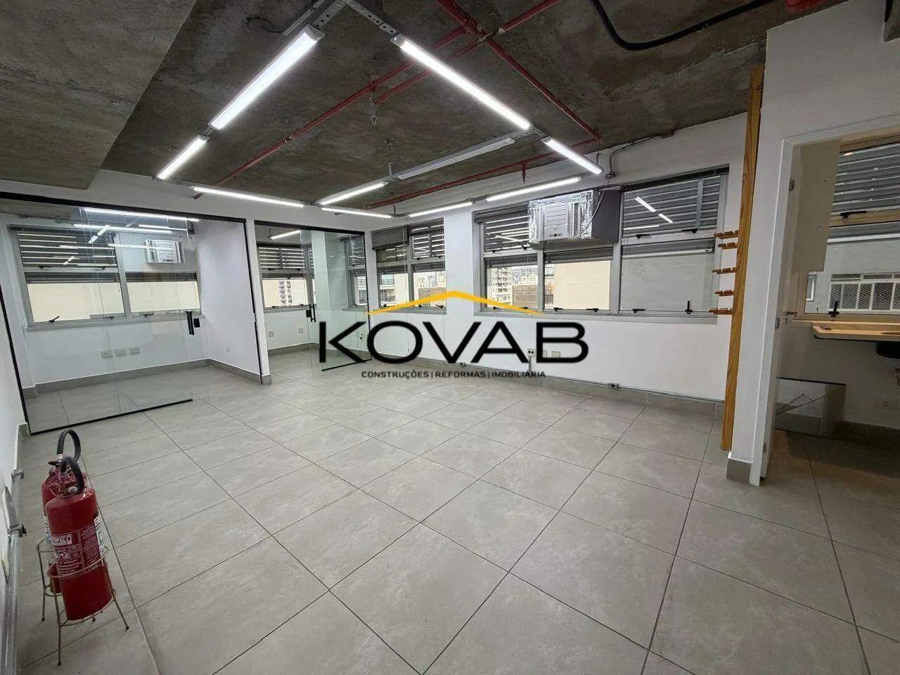 SALA COMERCIAL PARA LOCAÇÃO  MOEMA - 52m² - Metrô Eucaliptos