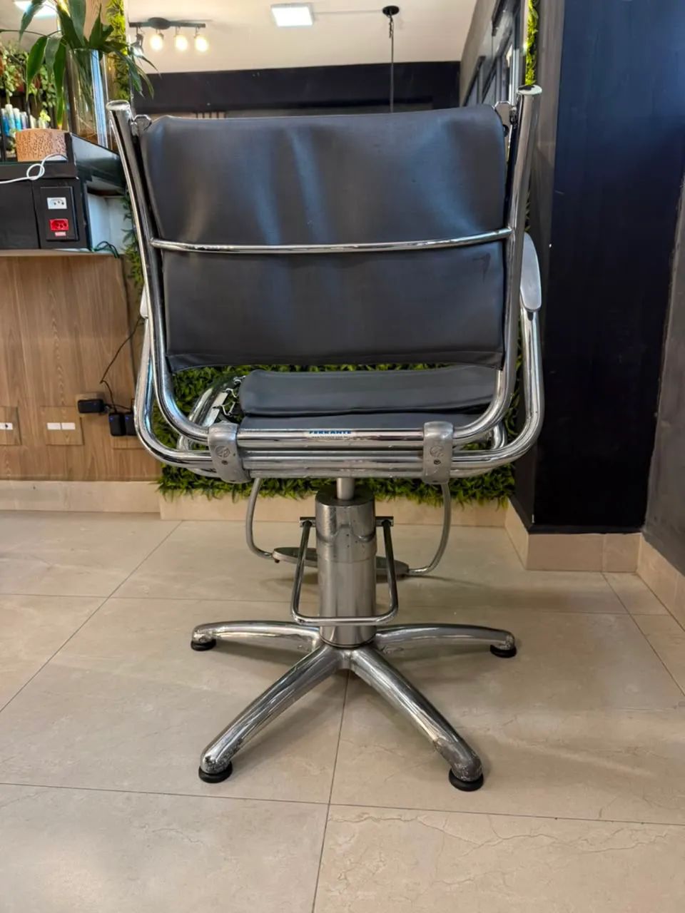 3 Cadeiras Ferrante para Salão Profissional - R$ 750 cada - Foto 3