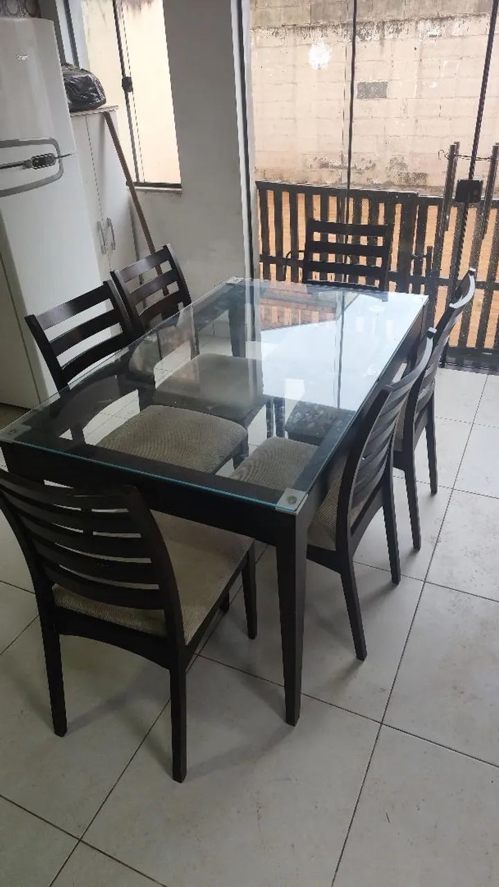 Mesa de jantar com tampo de vidro + 6 cadeiras - R$ 600