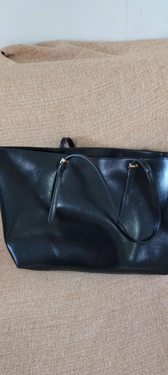 Bolsa nova grande preta marca Primark Portugal.