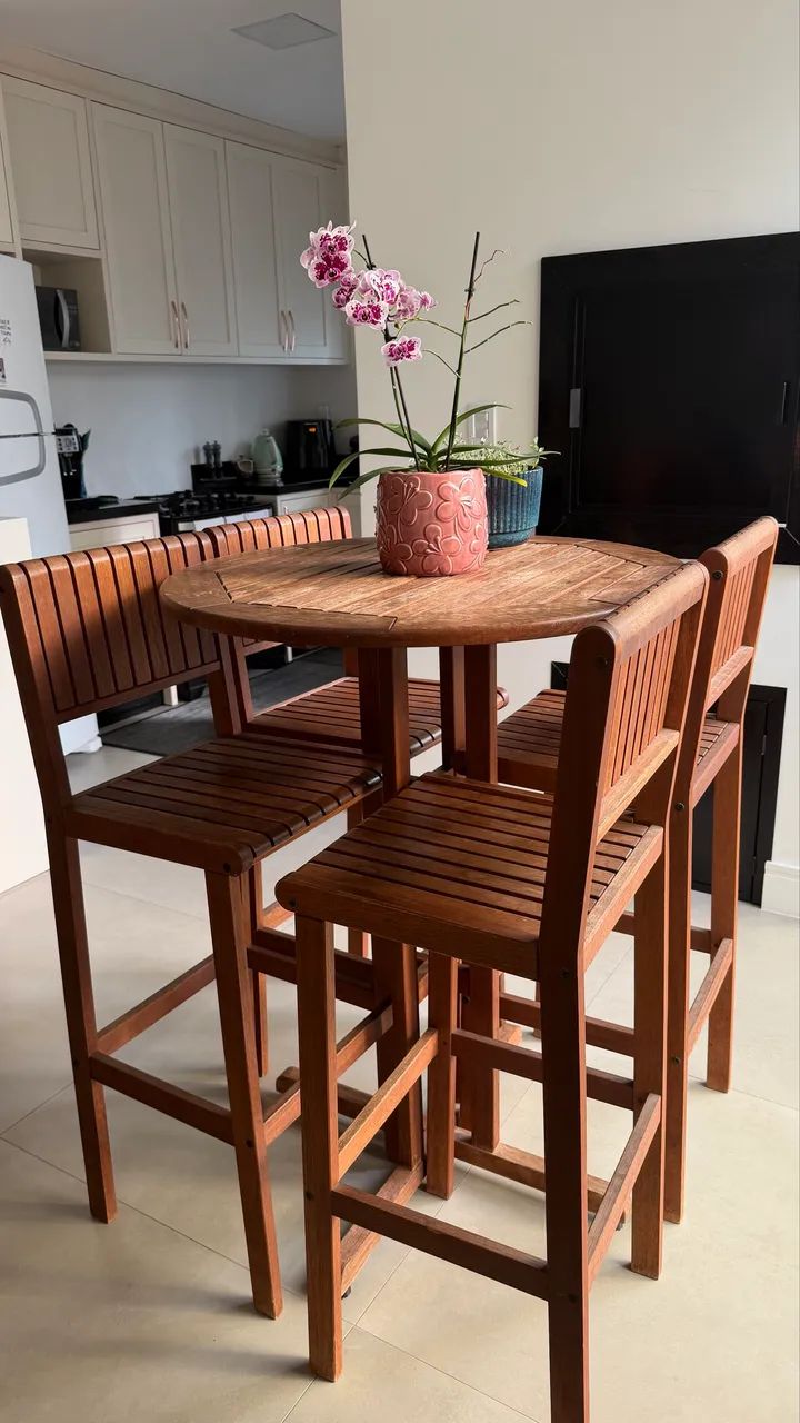 Mesa de madeira com 4 cadeiras 