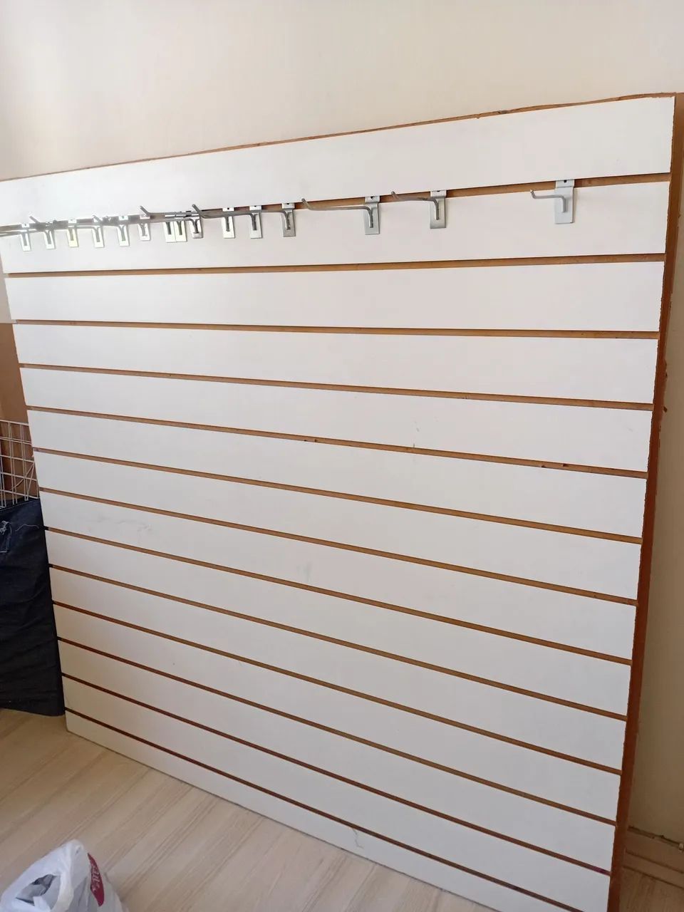 2 Expositor canaletado de 1,38 por 1,38cm mais  30 gancho