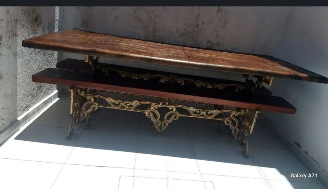 Linda Mesa e bancos em Madeira e Alumínio Fundido 