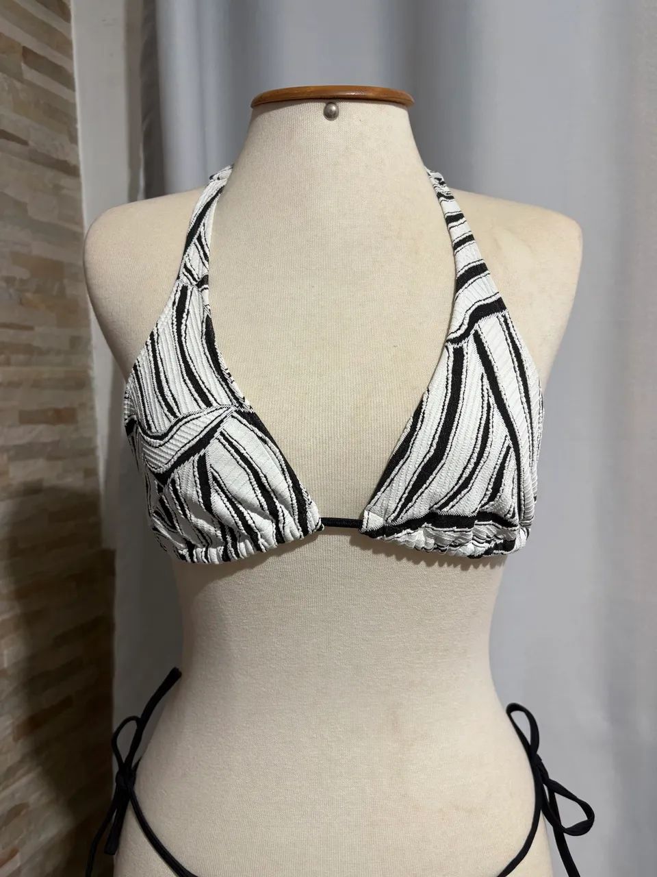 Conjunto biquíni preto e branco em relevo  - Foto 4