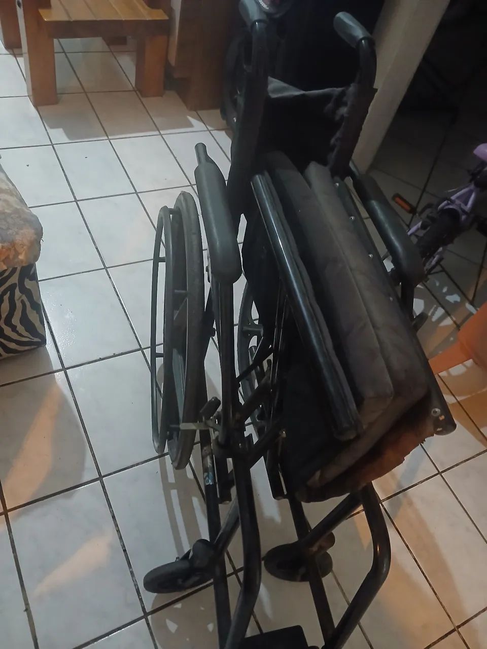 Cadeira de rodas grande . - Foto 5