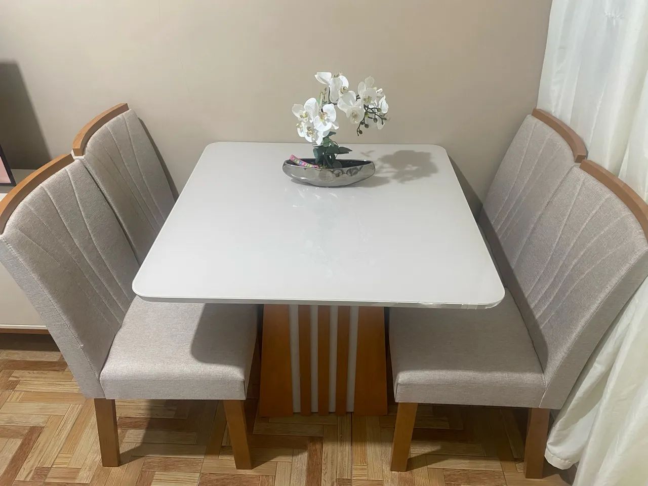 Mesa de Jantar com 4 Cadeiras - Ótimo Estado