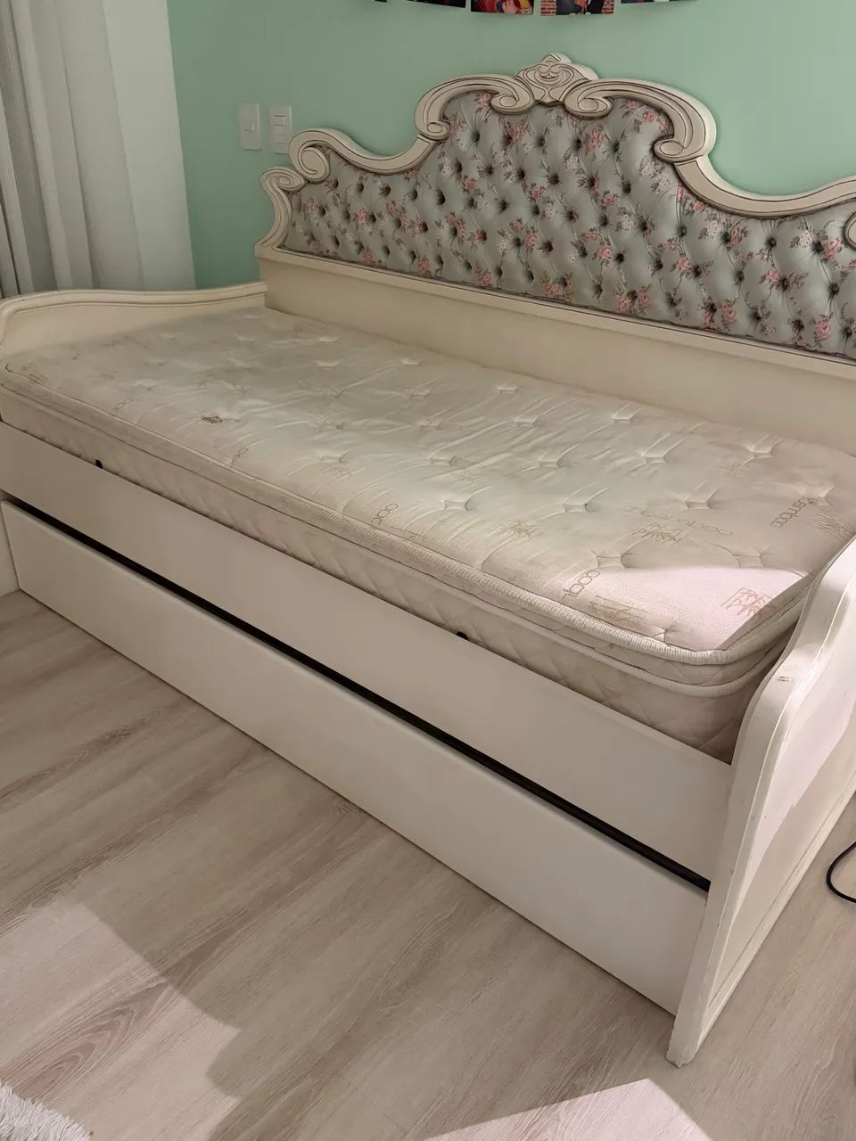 Cama provençal com cabeceira estofada capitonê e cama auxiliar com colchão 