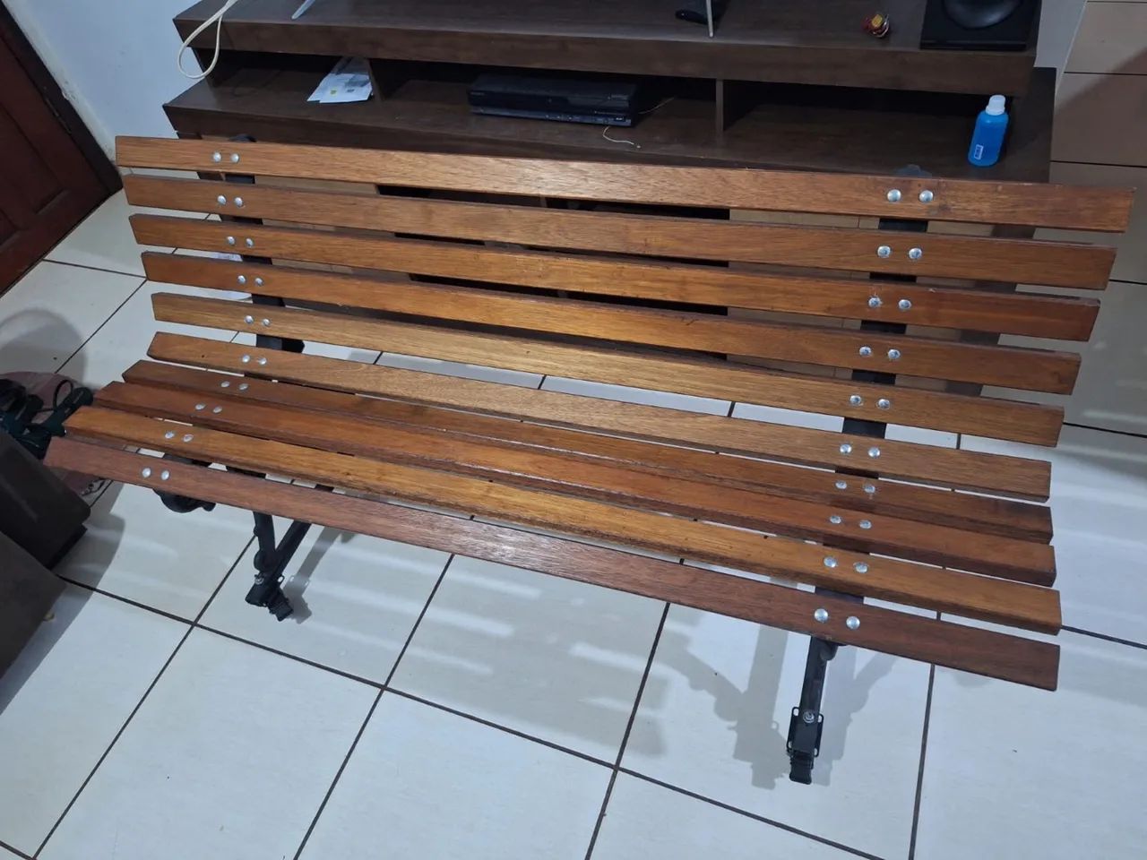 banco de madeira 3 lugares com rodinhas APENAS RETIRADA  - Foto 5