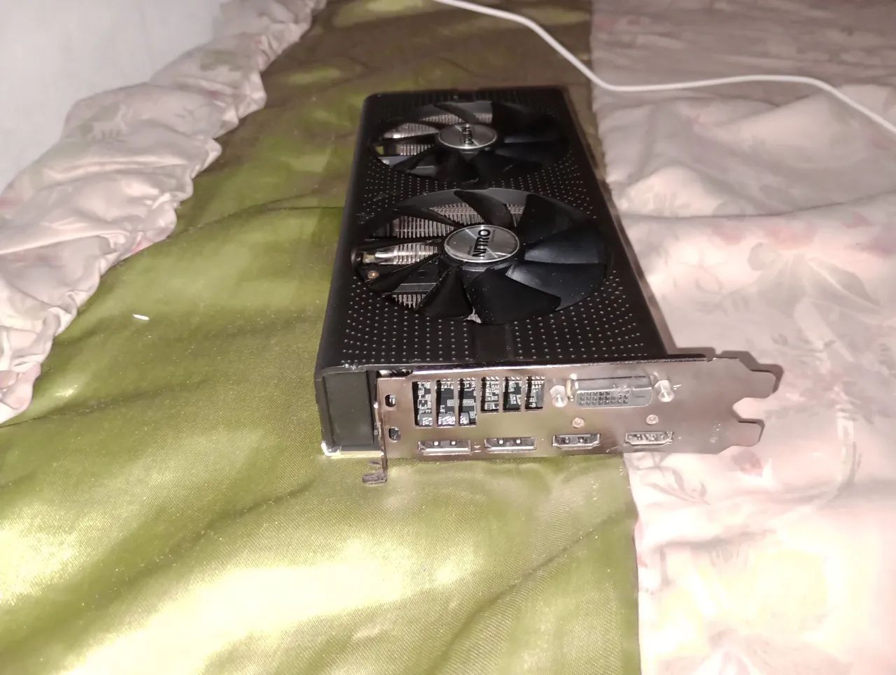 Placa de vídeo nitro 8gb com defeito retirar peças - Foto 2