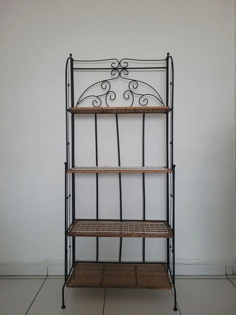 Estante rústica de Aço e vime.