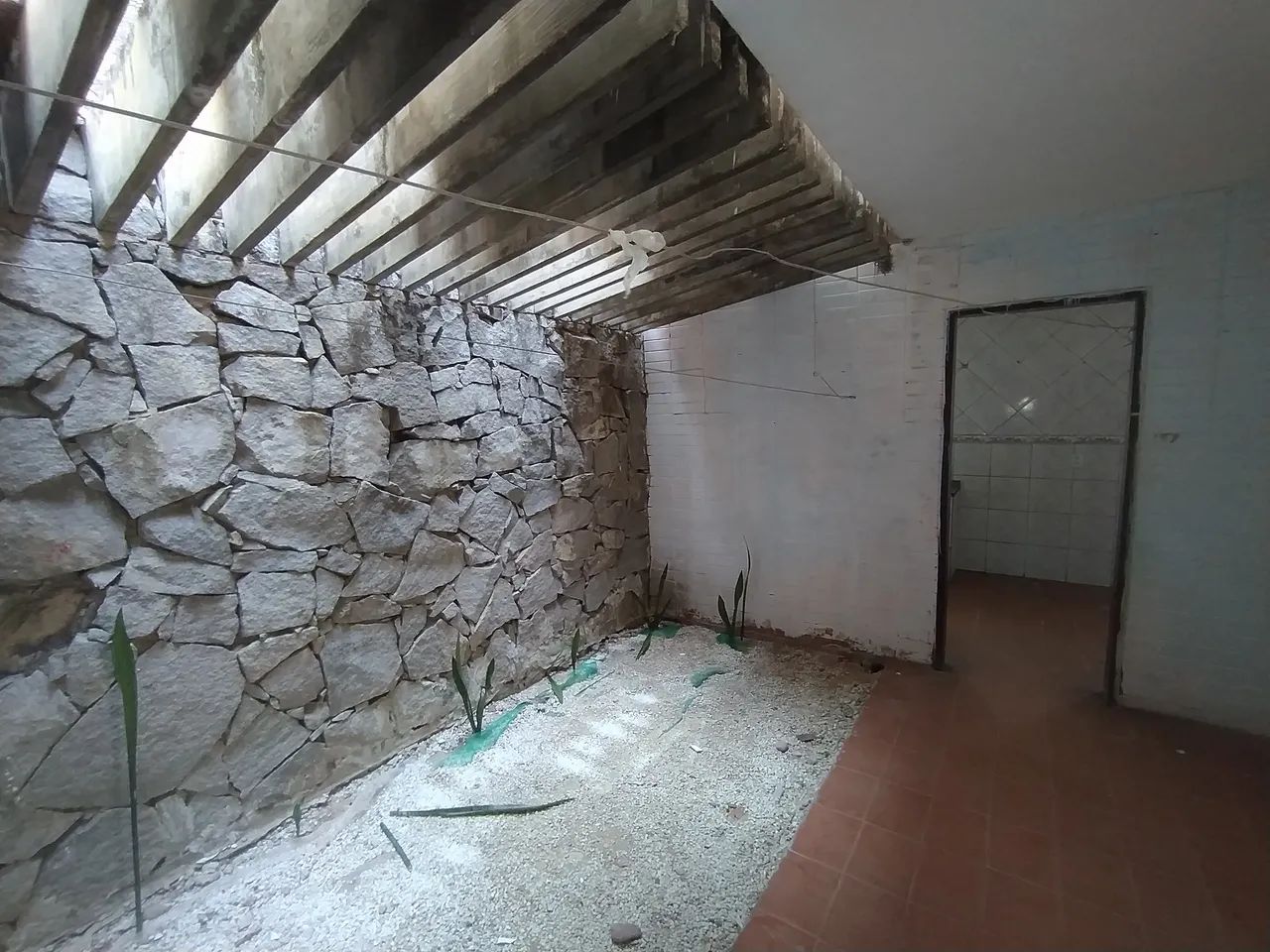 cASA PLANA COMERCIAL COM ÁREA EDIFICADA 255M² E TOTAL DE 357M² COMPOSTA POR 3 QUARTOS SEND - Foto 2