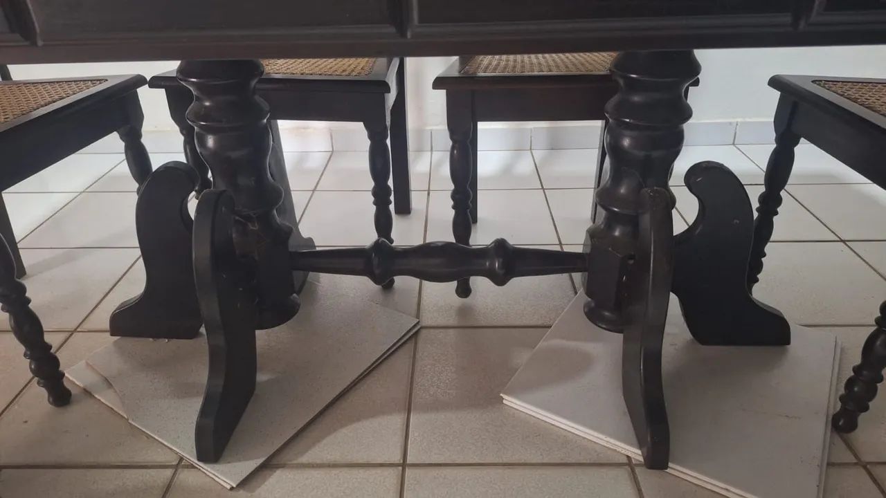 Conjunto de arca e mesa antigo de seis cadeiras  - Foto 4