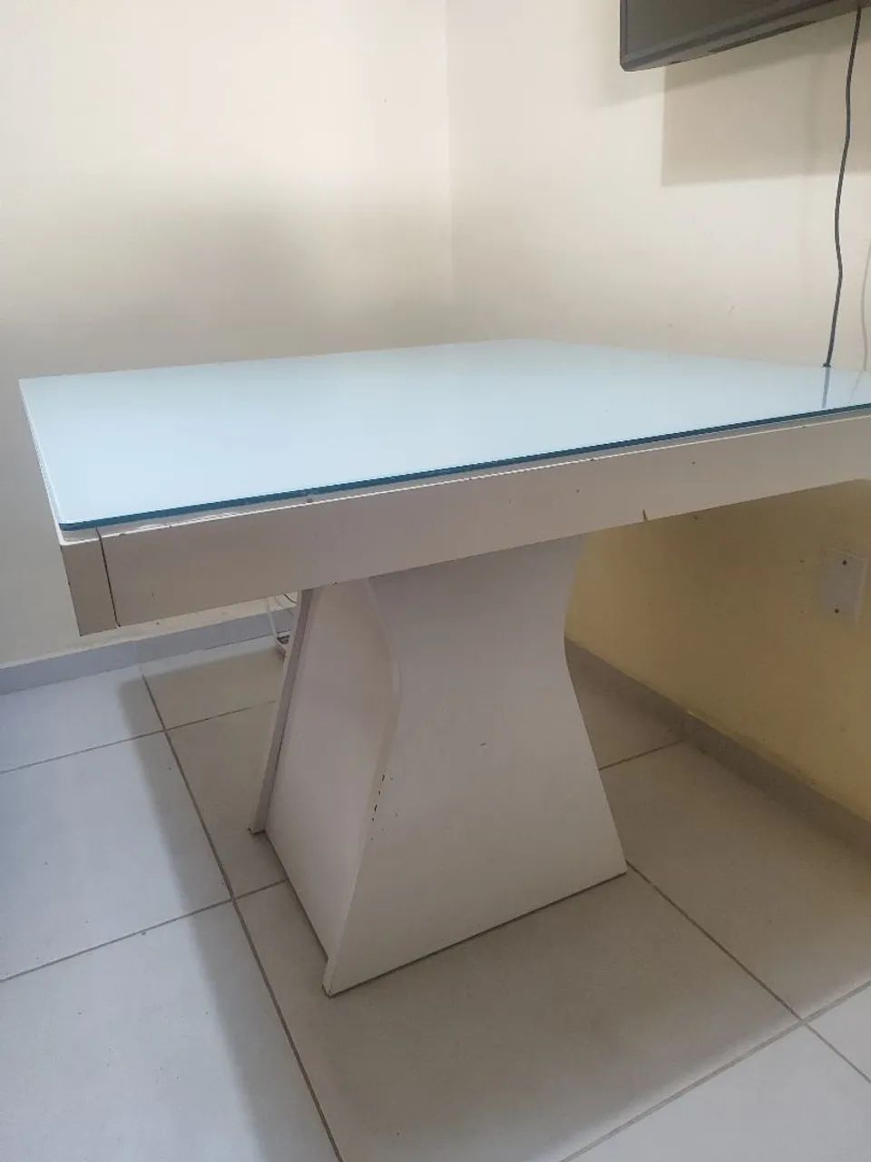 Mesa com tampo de vidro