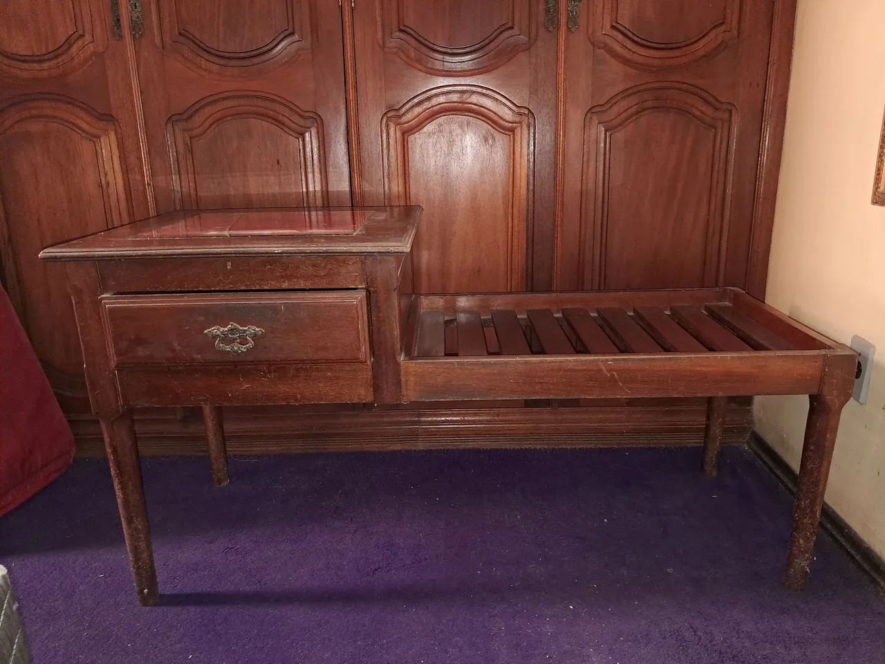 conjunto banco + mesinha lateral acoplada com uma gaveta em mogno maciço