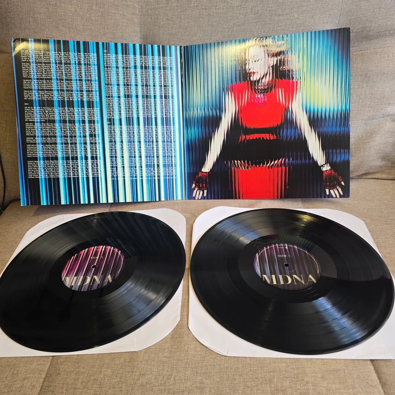 LP Vinil Madonna MDNA Duplo - Foto 3