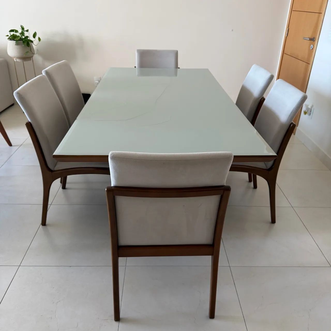 VENDO MESA COM 6 CADEIRAS 